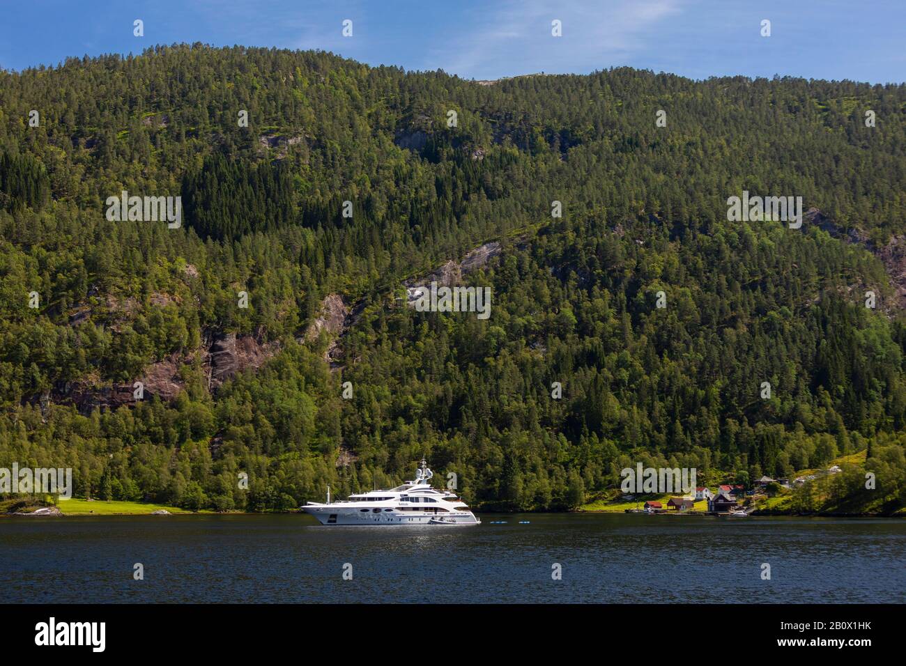 MOFJORDEN, NORVEGIA - Waterway e le montagne nel fiordo. Foto Stock