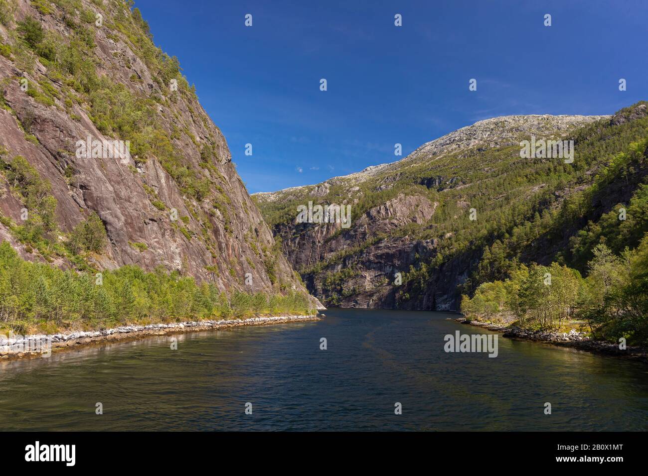 MOFJORDEN, NORVEGIA - Waterway e le montagne nel fiordo. Foto Stock