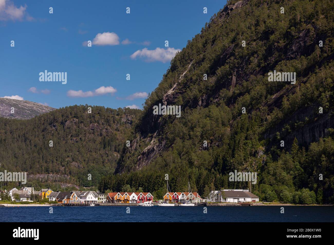 MO, MODALEN, NORVEGIA - Scenic village di Mo e marina, alla fine del fiordo di Mofjorden, Contea di Hordaland. Foto Stock