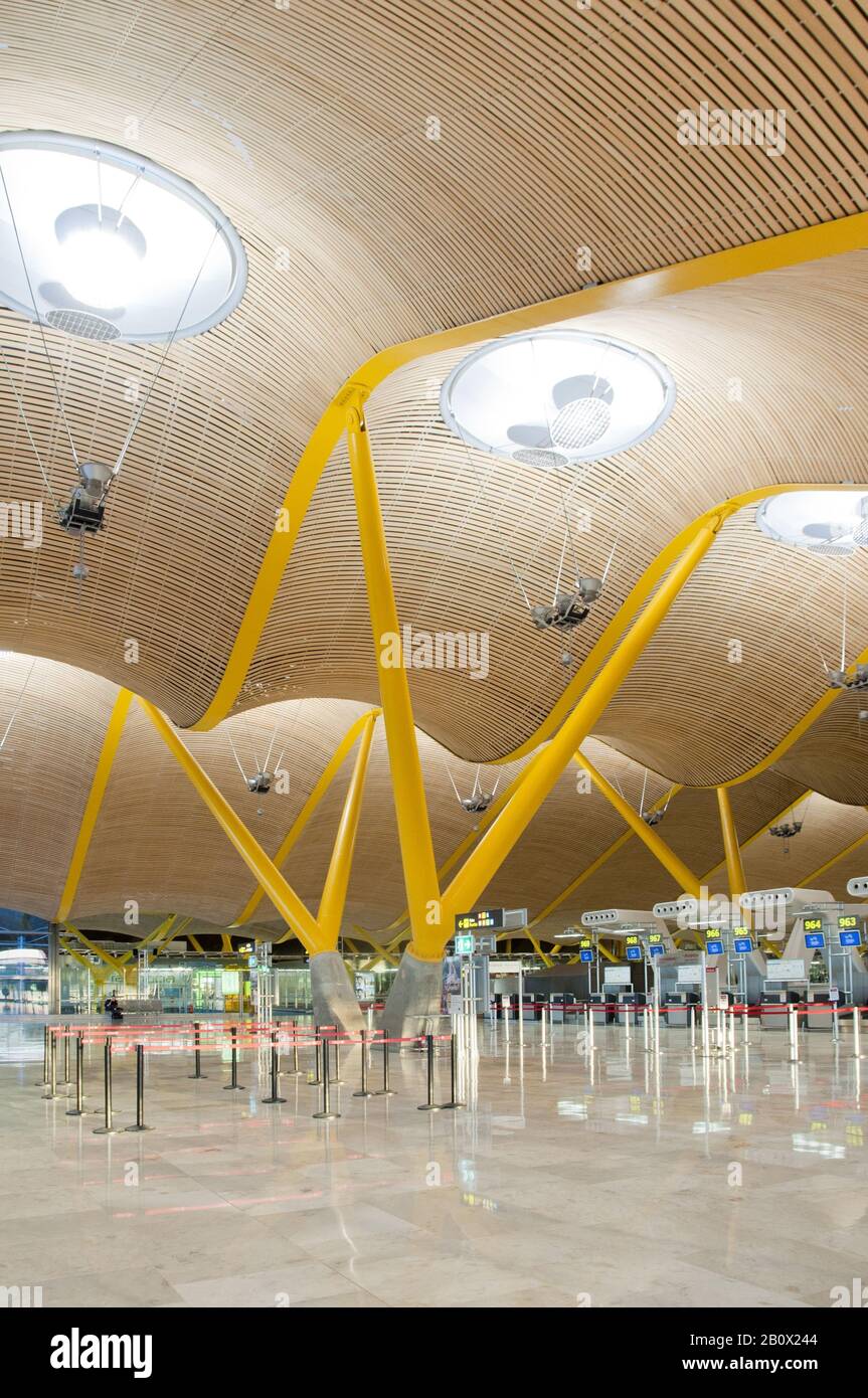 Struttura a tetto ondulato dell'aeroporto di Barajas, Terminal 4, Madrid, Spagna, Foto Stock