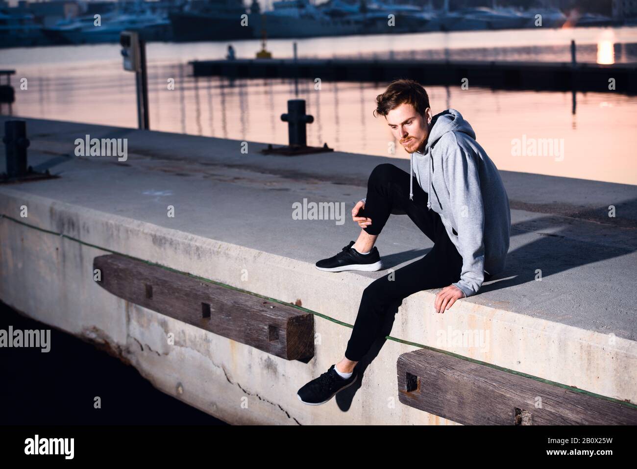Giovane atleta dai capelli rossi che si allenano per ottenere il tono muscolare e essere in buona forma per l'estate. Foto Stock