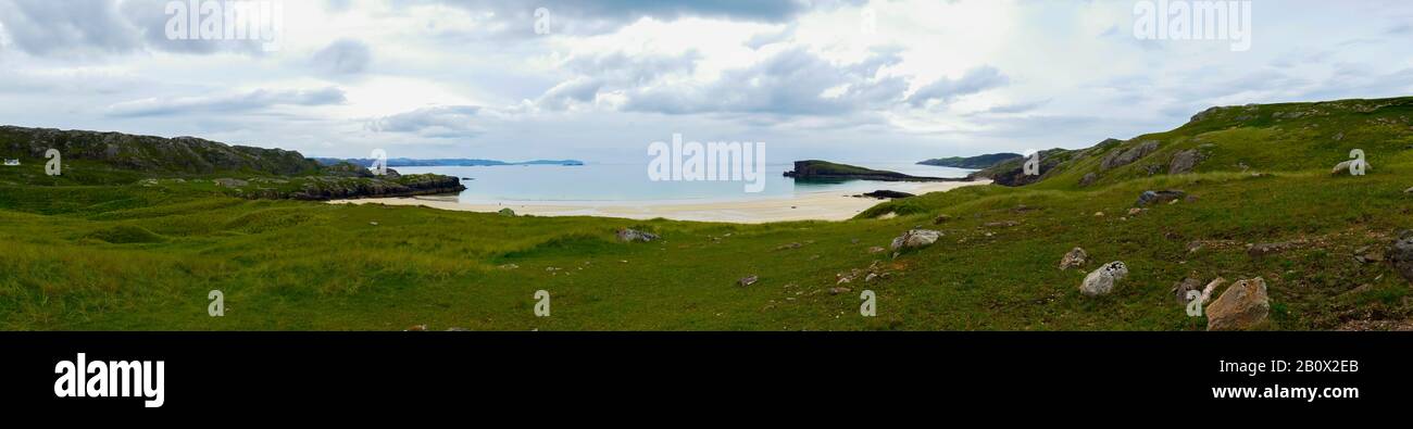 Blick über Oldshoremore Beach, Bucht mit Sandstrand im Norden von Schottland Foto Stock