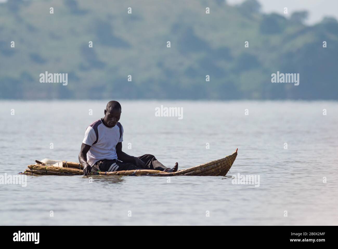 Un pescatore locale di Chamus o Njemps Kenyan in barca tradizionale di pesca del pettine sul lago Baringo, Kenia Foto Stock