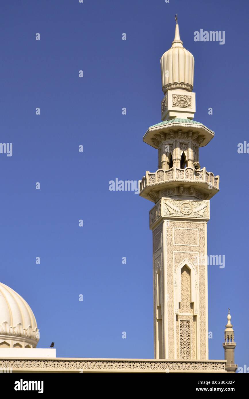 Minareto Di Una Moschea, Corniche Street, Emirati Arabi Uniti, Penisola Arabica, Medio Oriente, Foto Stock