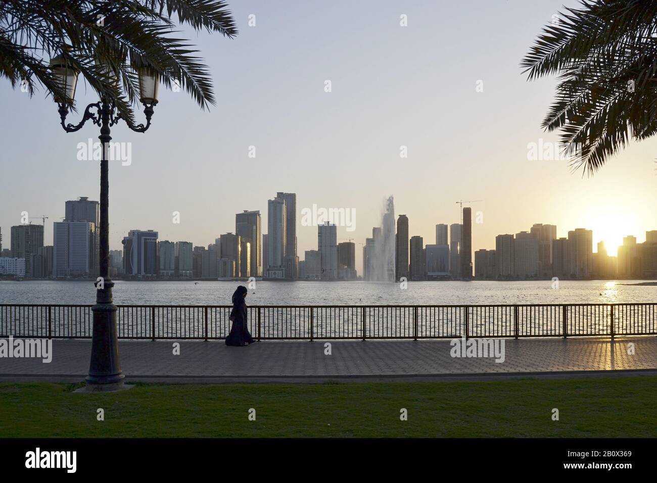 Persone sul Golden Mile, Corniche Street, skyline, architettura, Emirati Arabi Uniti, Penisola arabica, Medio Oriente, Foto Stock