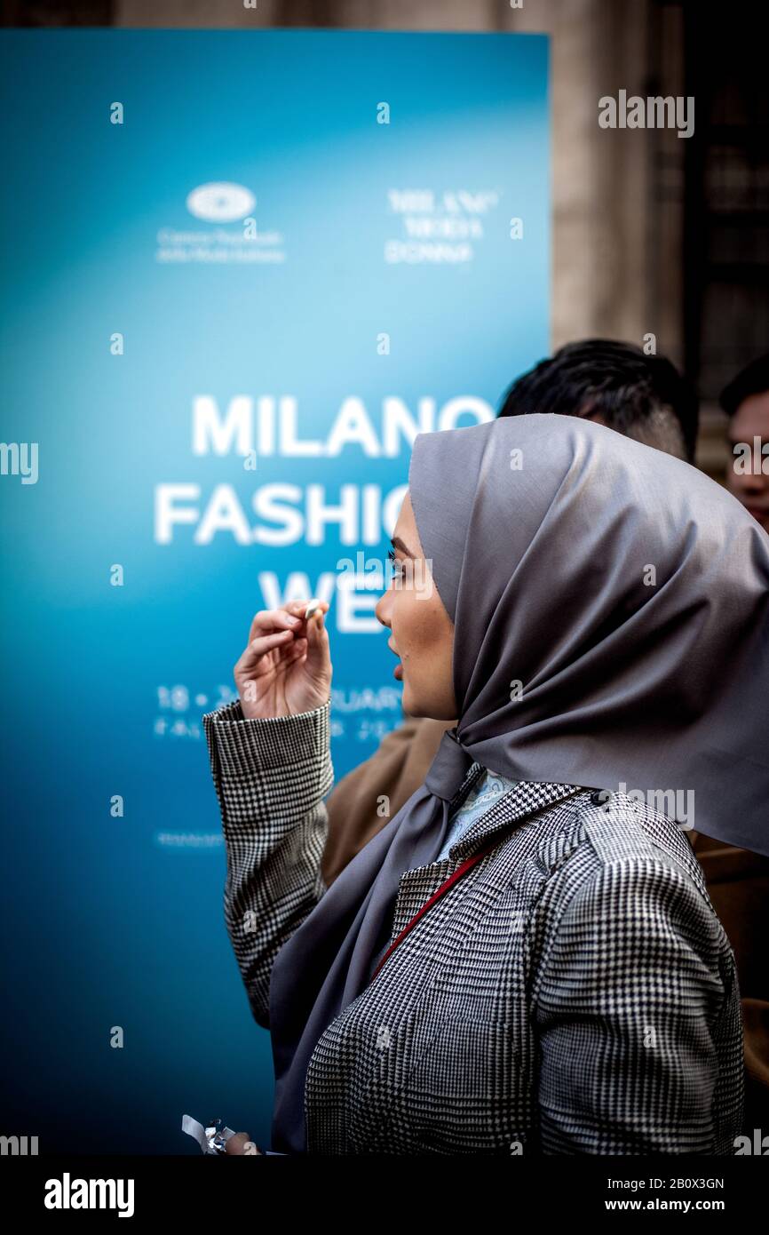 Milano, 20 febbraio 2020: Le ragazze raffigurate vicino al pannello blu della settimana della moda di Milano. Foto Stock