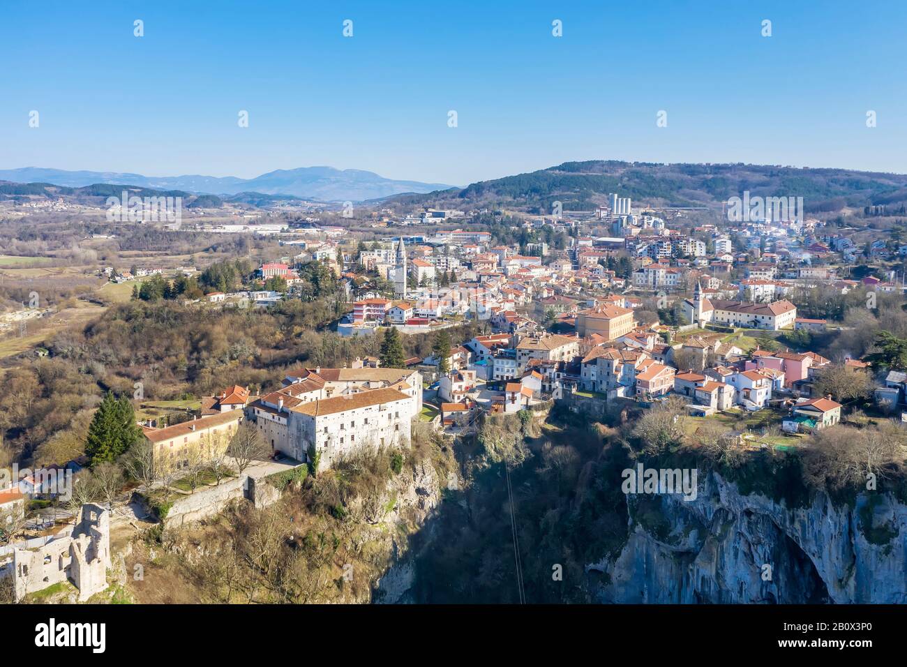 Una veduta aerea della città di Pazin e Pazin grotta in primo piano, Istria, Croazia Foto Stock