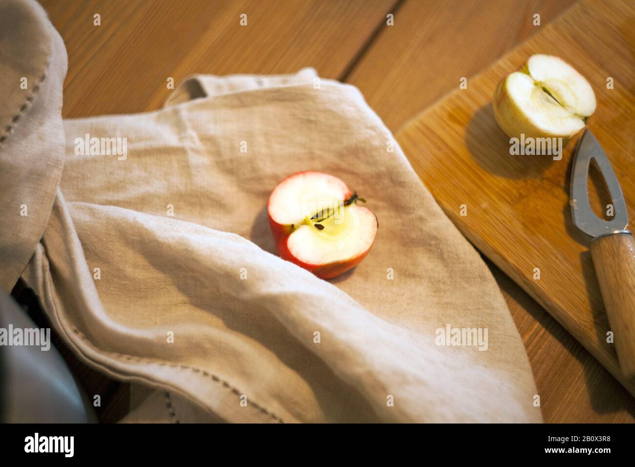 Mele sul tavolo per una preparazione di succo fresco. Concetto di nutrizione sana. Foto Stock