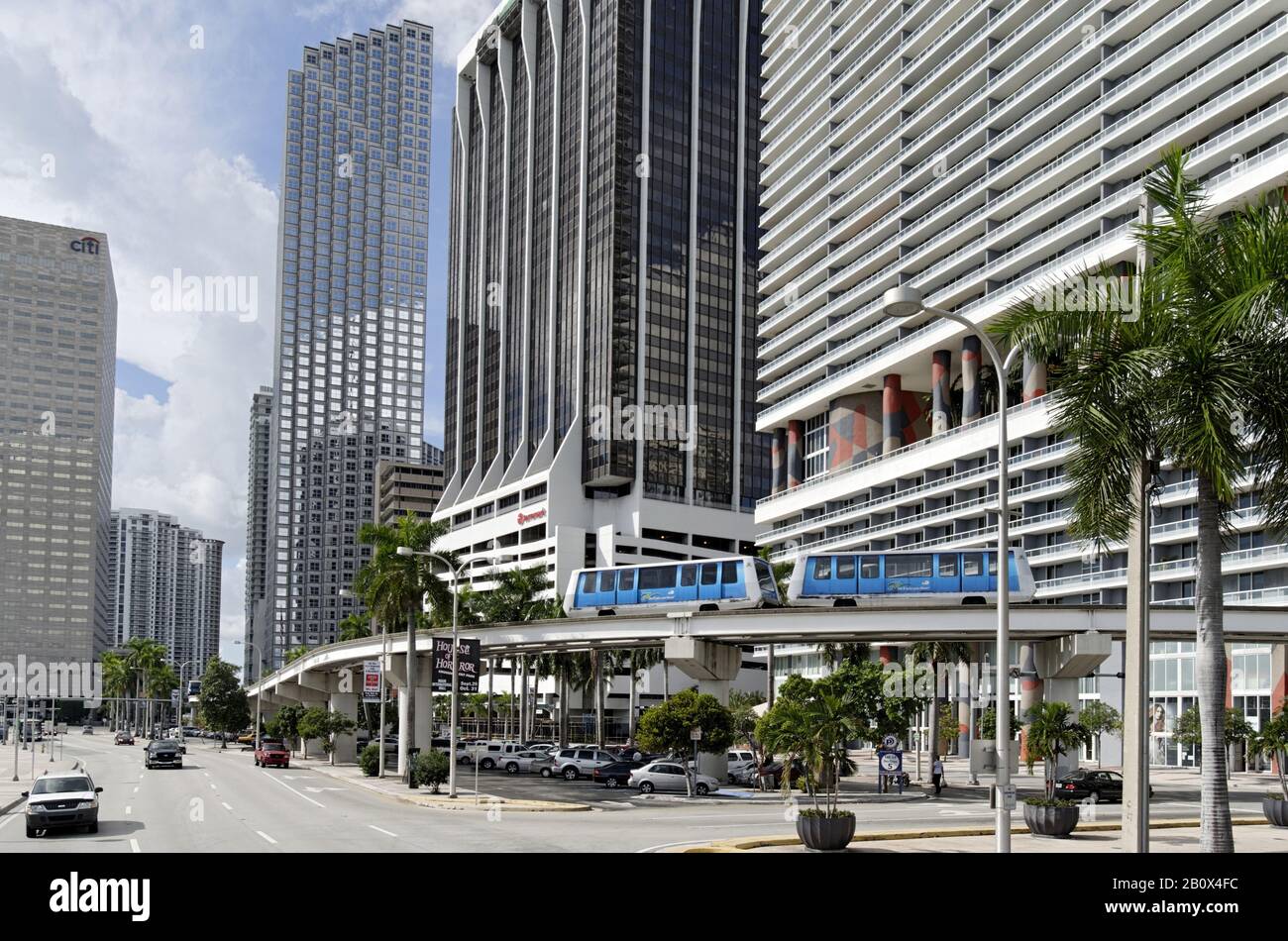 Metro movers di fronte a grattacieli, torre, ufficio, centro di Miami, Miami, Florida, Stati Uniti, Foto Stock