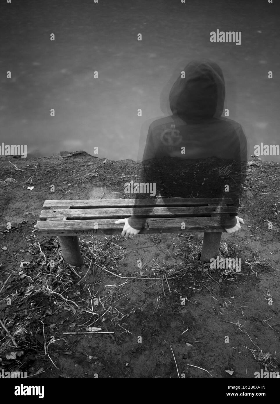 Uomo seduto da solo su una panchina, Foto Stock