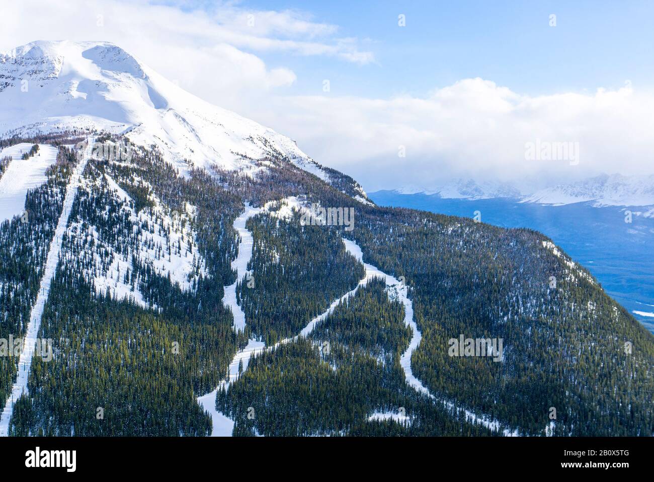 Vista ad alto angolo di piste da sci sul paesaggio di montagna innevato nelle Montagne Rocciose canadesi al Lago Louise vicino al Parco Nazionale di Banff. Foto Stock