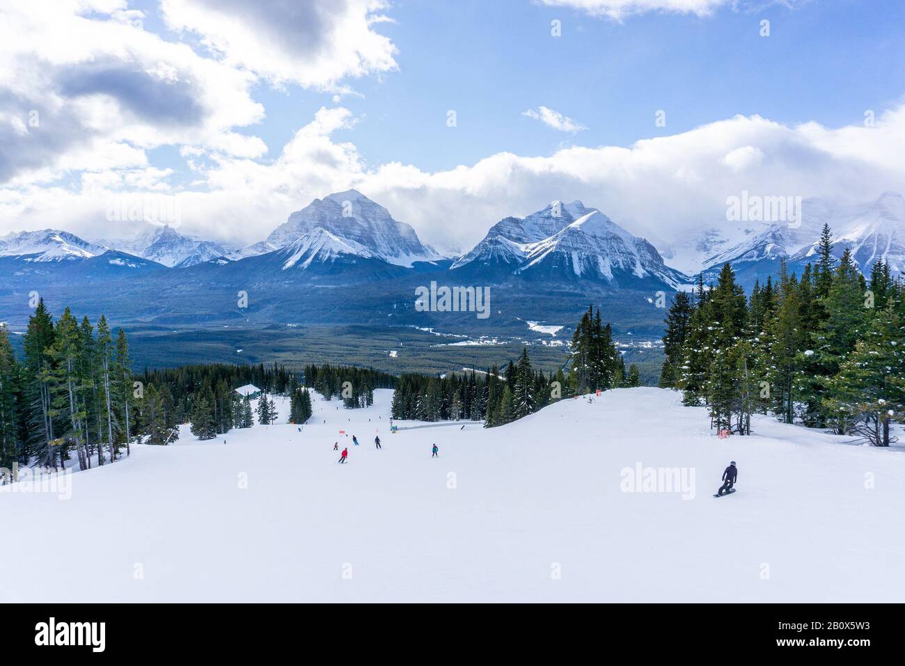 Paesaggio di montagna innevato che mostra il ghiacciaio del Monte Victoria delle Montagne Rocciose canadesi al Lago Louise vicino al Parco Nazionale di Banff con il famoso "skie" Foto Stock