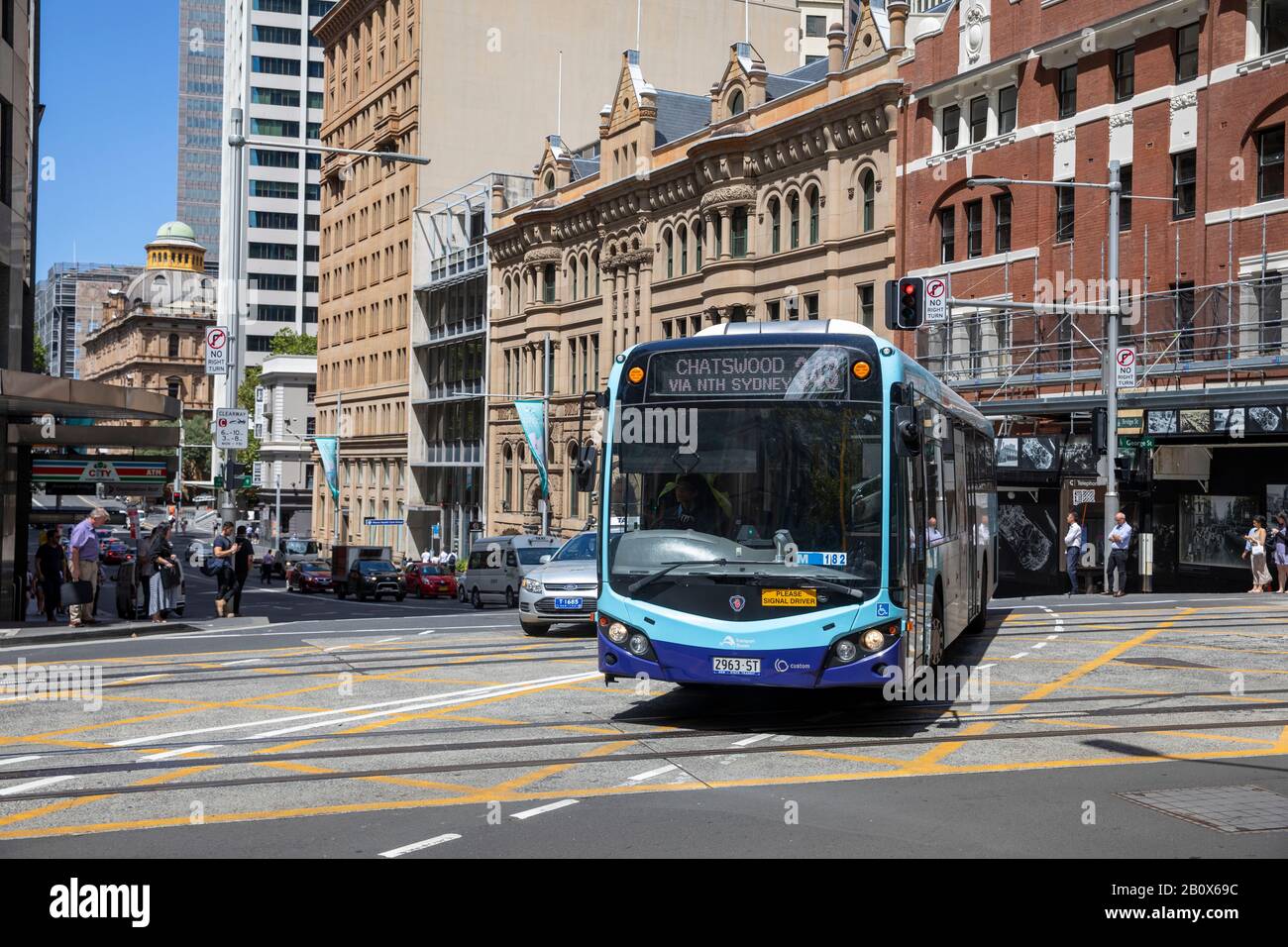 Autobus di trasporto pubblico a un piano di Sydney sulla strada del ponte nel centro di Sydney, Australia Foto Stock