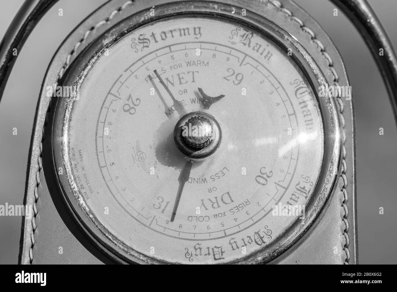 Primo piano di un barometro antico composto da una vecchia staffa di cavalli che indica alta pressione Foto Stock