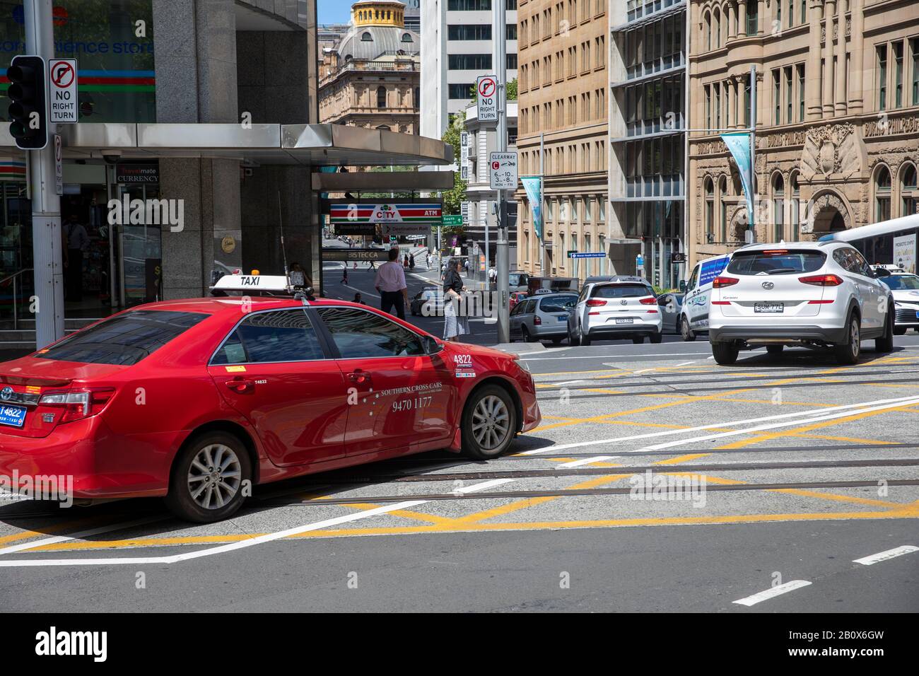 Veicolo taxi rosso Sydney ey sulla strada del ponte nel centro di Sydney, nuovo Galles del Sud, Australia Foto Stock