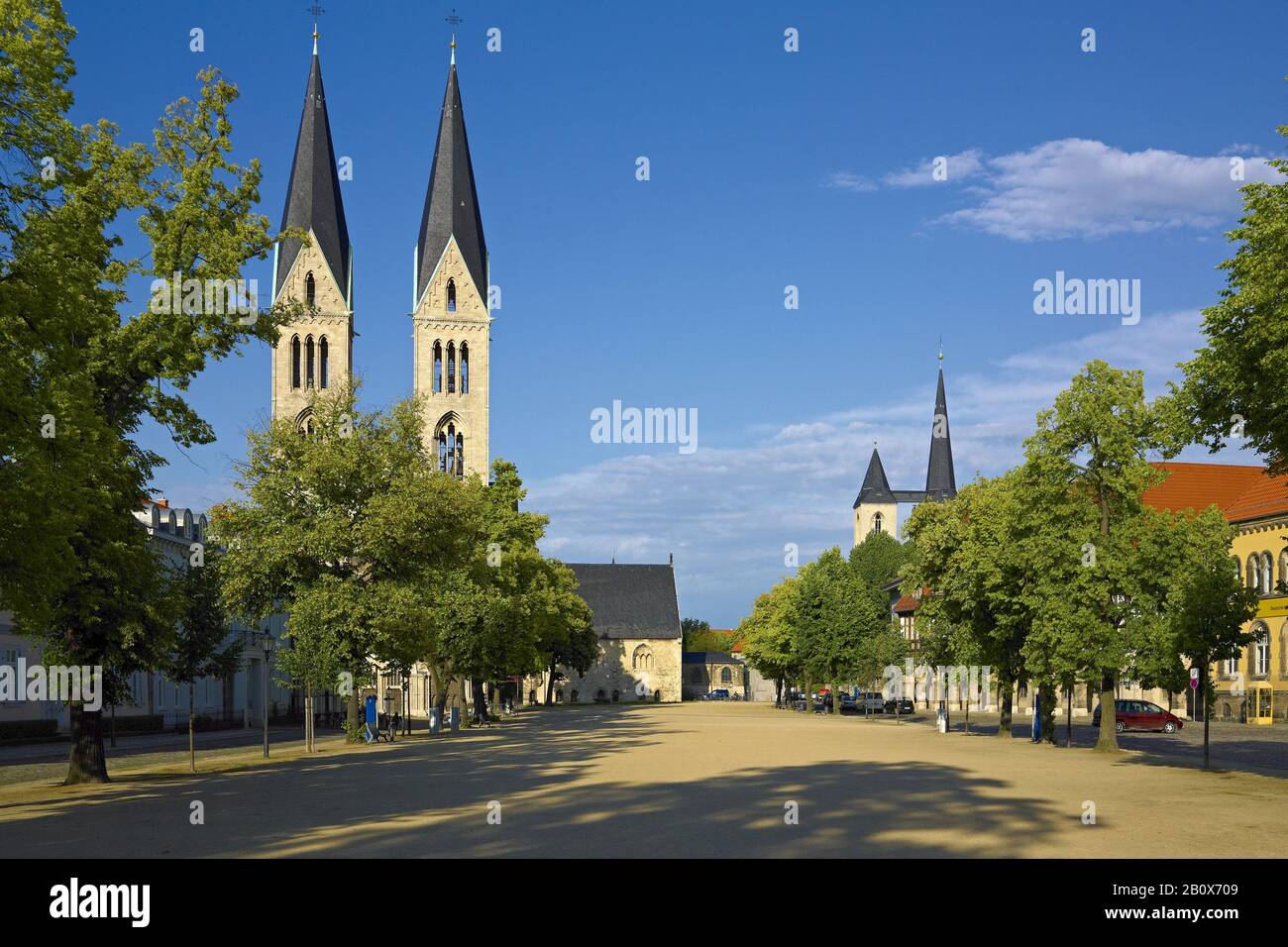 Piazza della Cattedrale con la Cattedrale di Santo Stefano e San Sisto, Halberstadt, Sassonia-Anhalt, Germania, Foto Stock