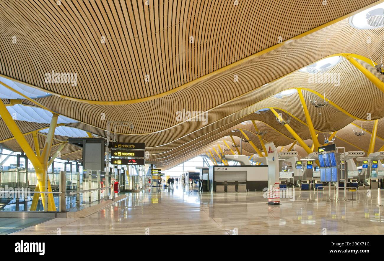 Struttura a tetto ondulato dell'aeroporto di Barajas, Terminal 4, Madrid, Spagna, Foto Stock
