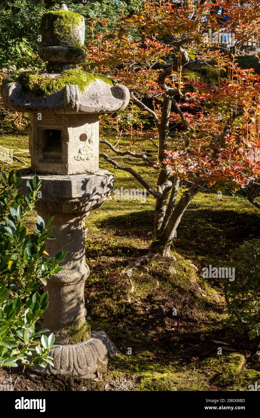 Lanterna di pietra, Giardino Kenroku-en, Kanazawa, Giappone Foto Stock