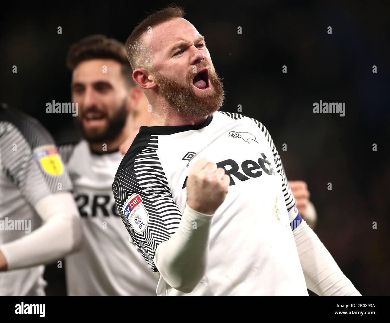 Wayne Rooney della contea di Derby celebra il punteggio ottenuto per il primo gol del gioco dal punto di penalità durante la partita del campionato Sky Bet al Pride Park, Derby. Foto Stock