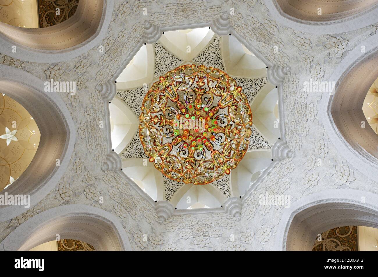 Lampadario Nella Sala Di Preghiera Dello Sceicco Zayed Bin Sultan Al Nahyan Mosque, Emirato Di Abu Dhabi, Emirati Arabi Uniti, Medio Oriente, Asia, Foto Stock