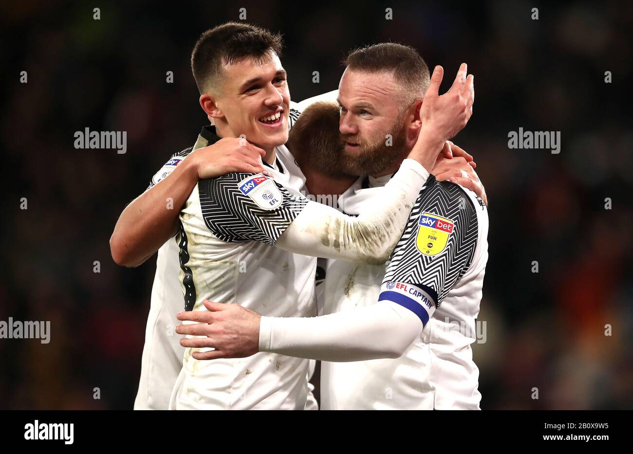 Wayne Rooney (a destra) della contea di Derby celebra il punteggio ottenuto per il primo gol del gioco dal punto di penalità con il compagno di squadra Jason Knight (a sinistra) e Martyn Waghorn durante la partita del campionato Sky Bet al Pride Park, Derby. Foto Stock