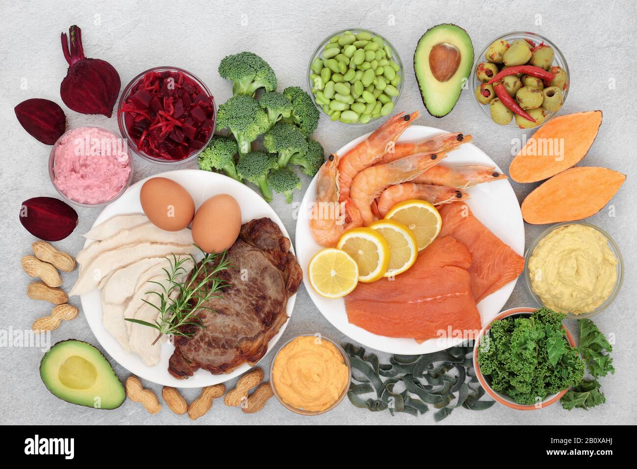 Cibo sano per la vitalità e l'energia con super alimenti ad alto contenuto di vitamine, minerali, carbs intelligenti, omega 3, antiossidanti e antocianine. Disposizione piatta. Foto Stock