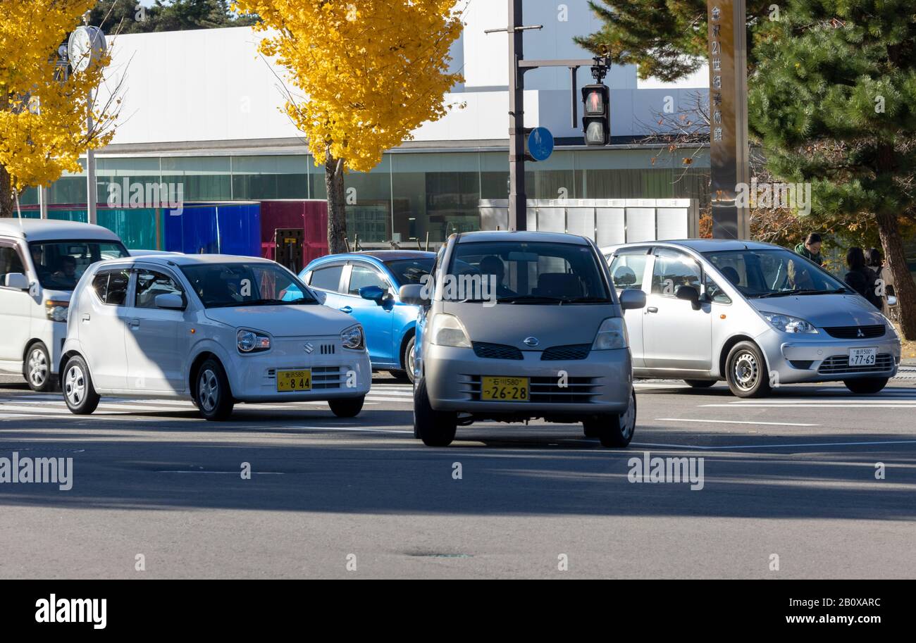 Gruppo di piccole auto nel traffico, Kanazawa, Giappone Foto Stock