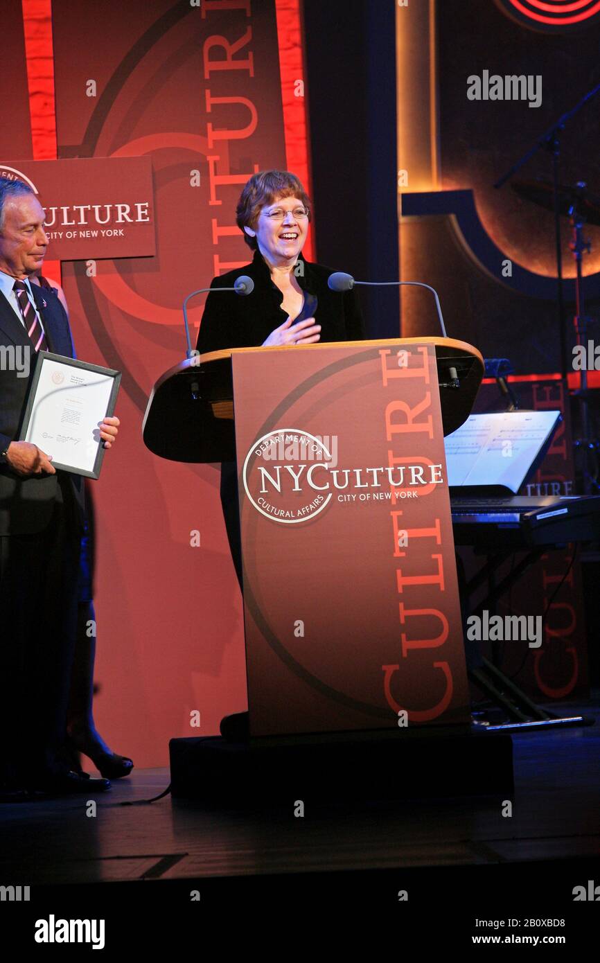 New York, NY, Stati Uniti. 10 Novembre 2008. Vincitore del premio, il Dott. Sharon Dunn al Sindaco 2008 Awards for Arts and Culture in occasione della celebrazione dei contributi straordinari alla vita culturale di New York City all'Apollo Theatre. Credito: Steve Mack/Alamy Foto Stock