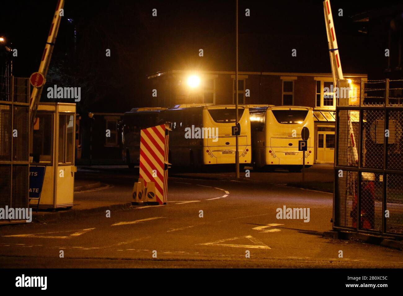 Boscombe Down, Amesbury, Regno Unito. 21st Feb, 2020. Pullman in standby al MOD Boscombe Giù per il ritorno dei passeggeri dalla nave da crociera Coronavirus-Hit Diamond Princess. Simonward/Alamy Live News Foto Stock