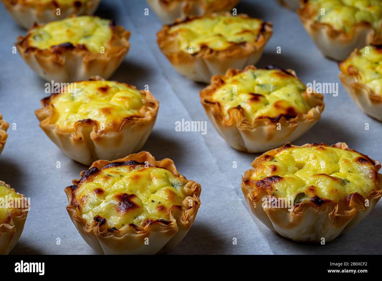 Tazzine di pasta filofilata con miscela di formaggio feta, su una teglia da forno. Foto Stock