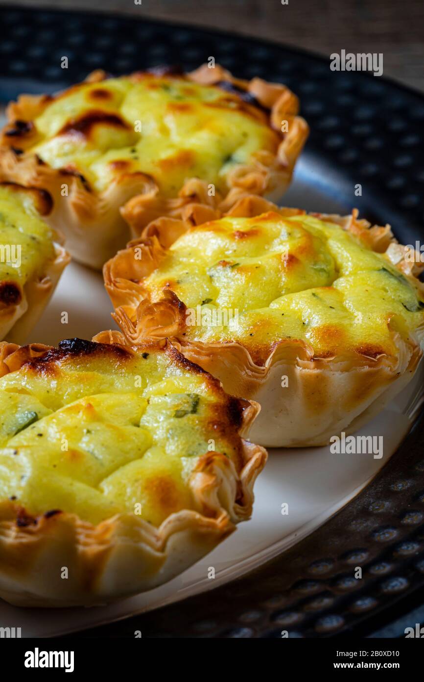 Pasta filoCazzine di pasta farcite con miscela di formaggio feta. Su un piatto di servizio. Foto Stock