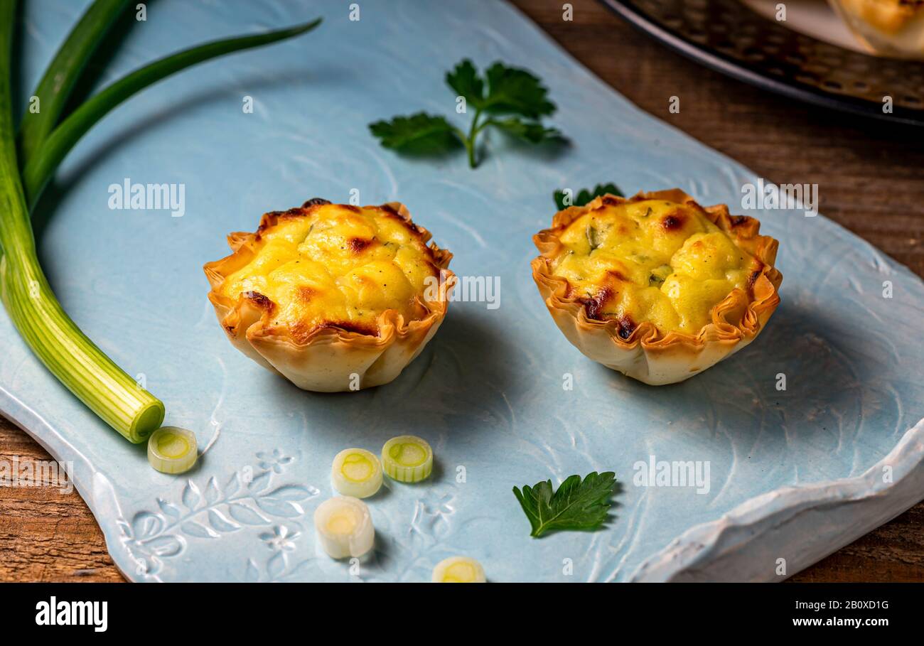 Pasta filopasta farcita con miscela di formaggio feta. Foto Stock