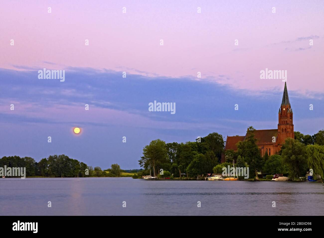 Alla Luna Con Marienkirche, Röbel, Mecklenburg-Pomerania Occidentale, Germania, Foto Stock