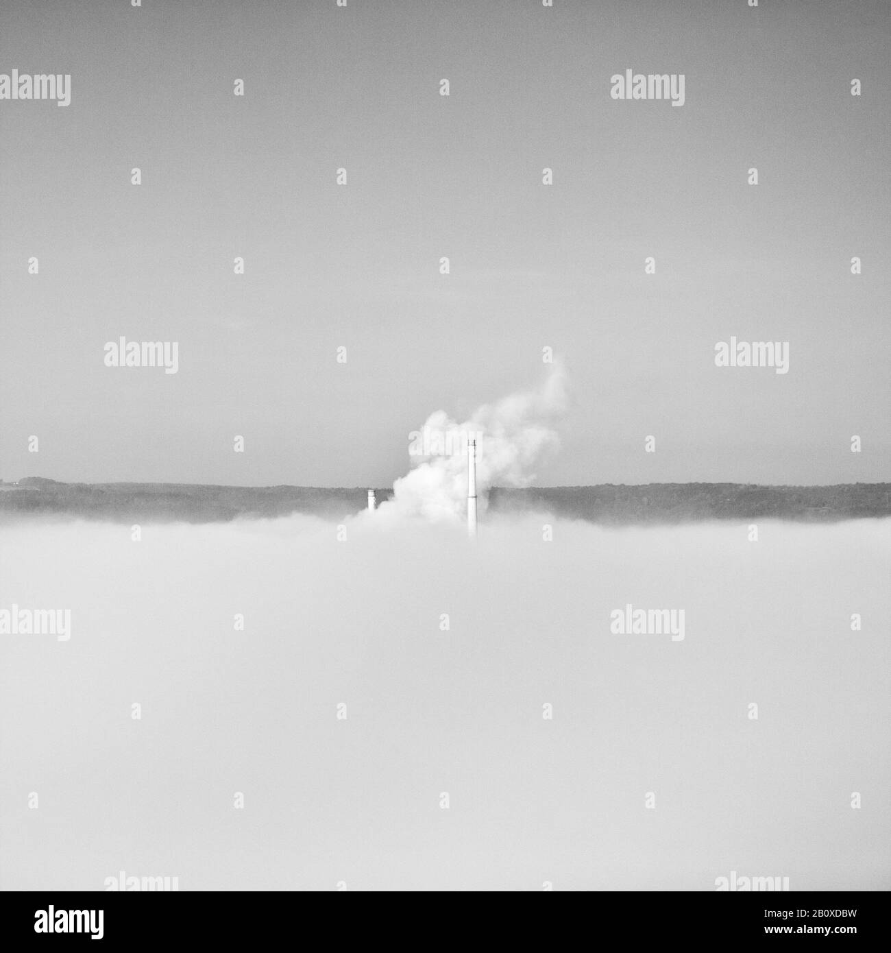 Camini di servizi pubblici in nebbia fitta, Jena, Turingia, Germania, Foto Stock