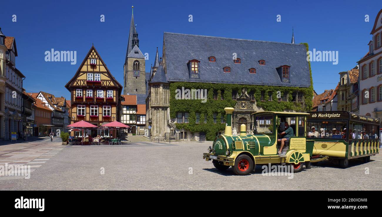 Mercato con municipio e chiesa cittadina di San Benedikti, vista in Hohen, treno turistico della città tour, Quedlinburg, Sassonia-Anhalt, Germania, Foto Stock