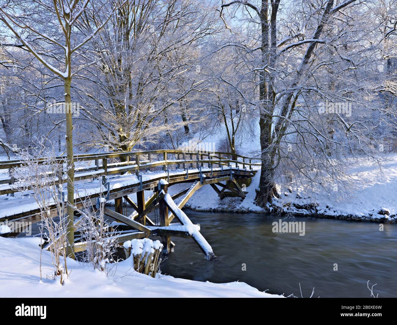 Paesaggio invernale nel Parco Tiefurter con ponte sull'Ilm, Turingia, Germania, Foto Stock