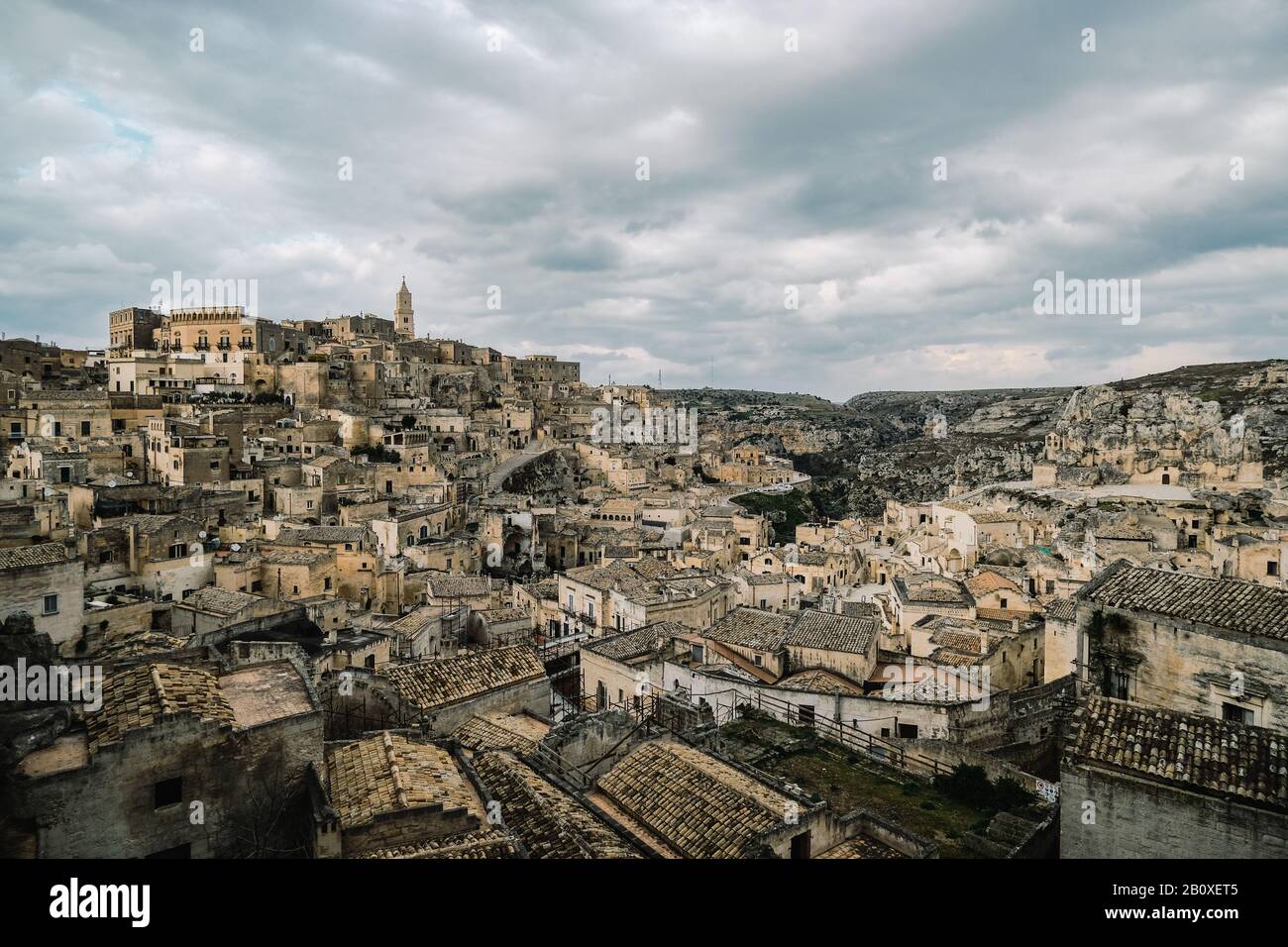 Alto punto di vista della città vecchia architettura skyline di matera, italia Basilicata Foto Stock