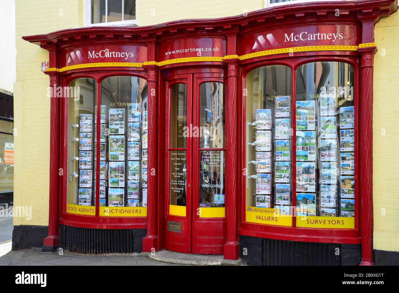 McCartneys Agenti immobiliari, High Street, Brecon, Parco Nazionale di Brecon Beacons, Powys, Wales, Regno Unito Foto Stock