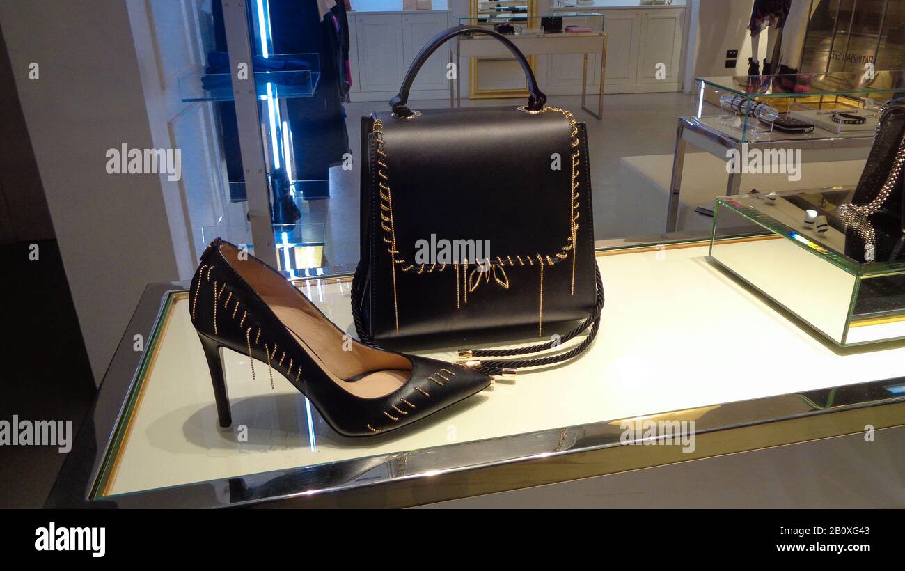 Borse e scarpe di lusso in pelle con marchio nelle famose vetrine e negozi  di Milano, Italia Foto stock - Alamy