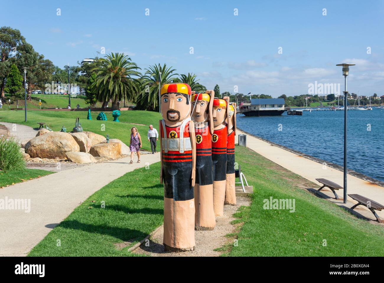 Personaggi lifesaver bollards sul litorale del porto, Geelong, Grant County, Victoria, Australia Foto Stock