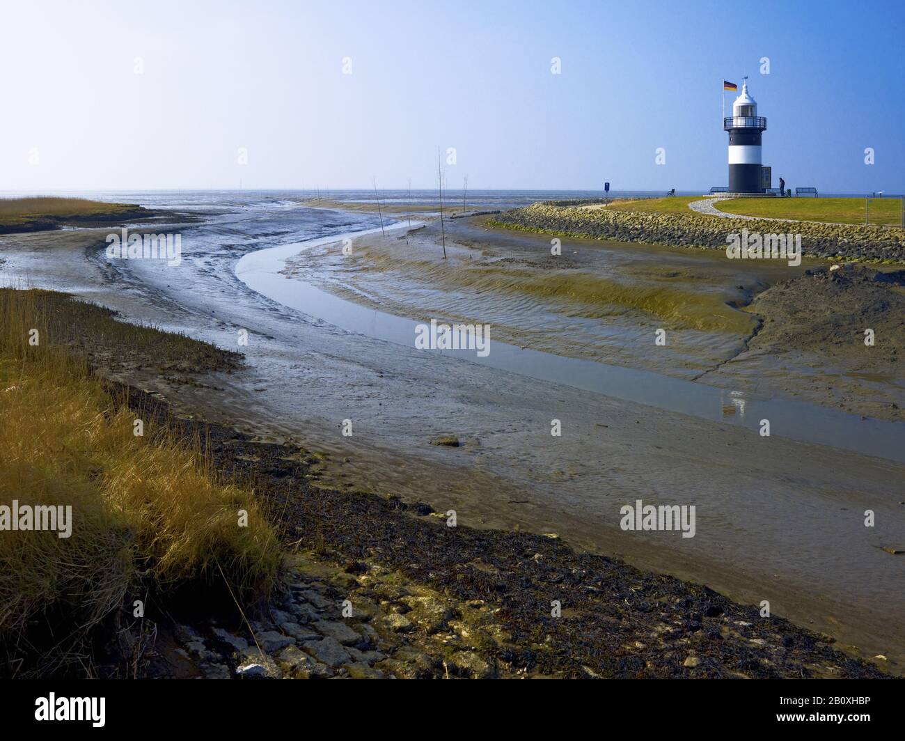 Torrente di marea e faro Kleiner Preuße al porto di Wremen con bassa marea, costa Wurster, bassa Sassonia, Germania, Foto Stock