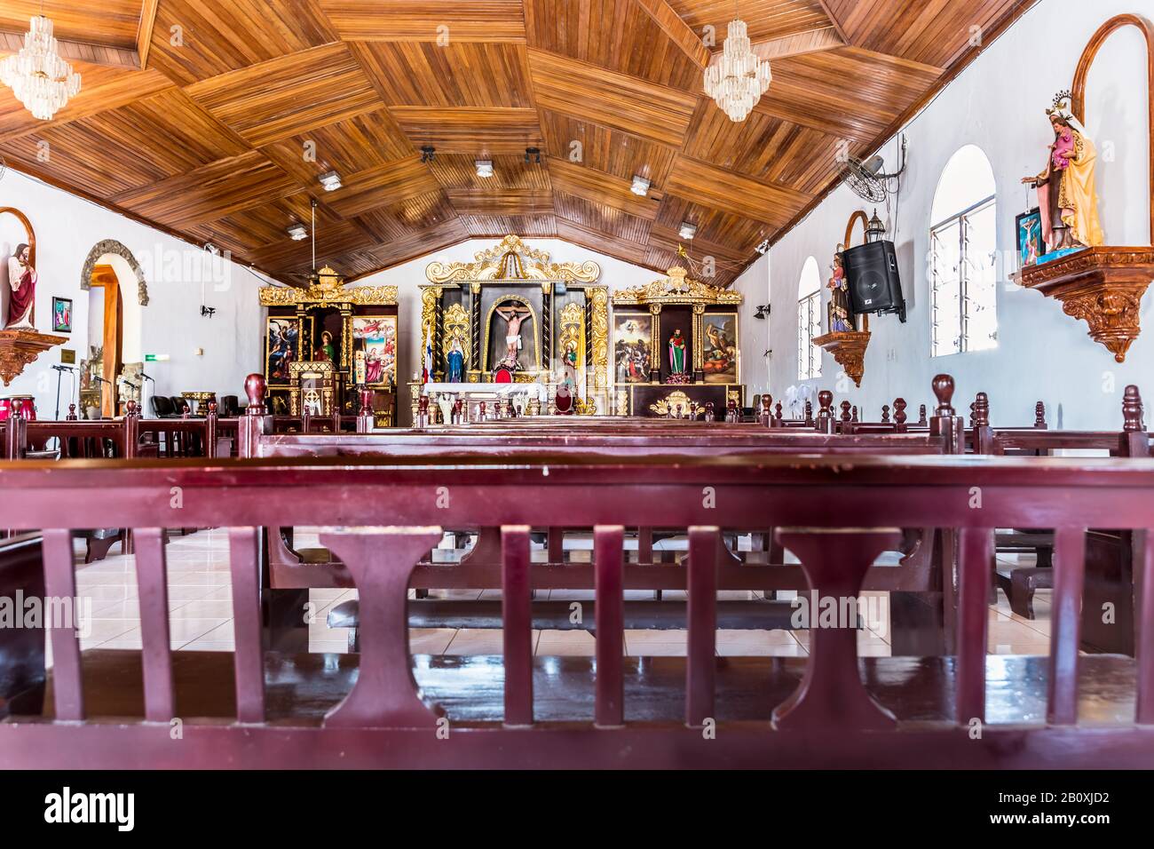 Pedasi, Panama - 19 febbraio 2020: Interno della chiesa cattolica chiamata Iglesia de Santa Catalina a Pedasi, Panama. Foto Stock