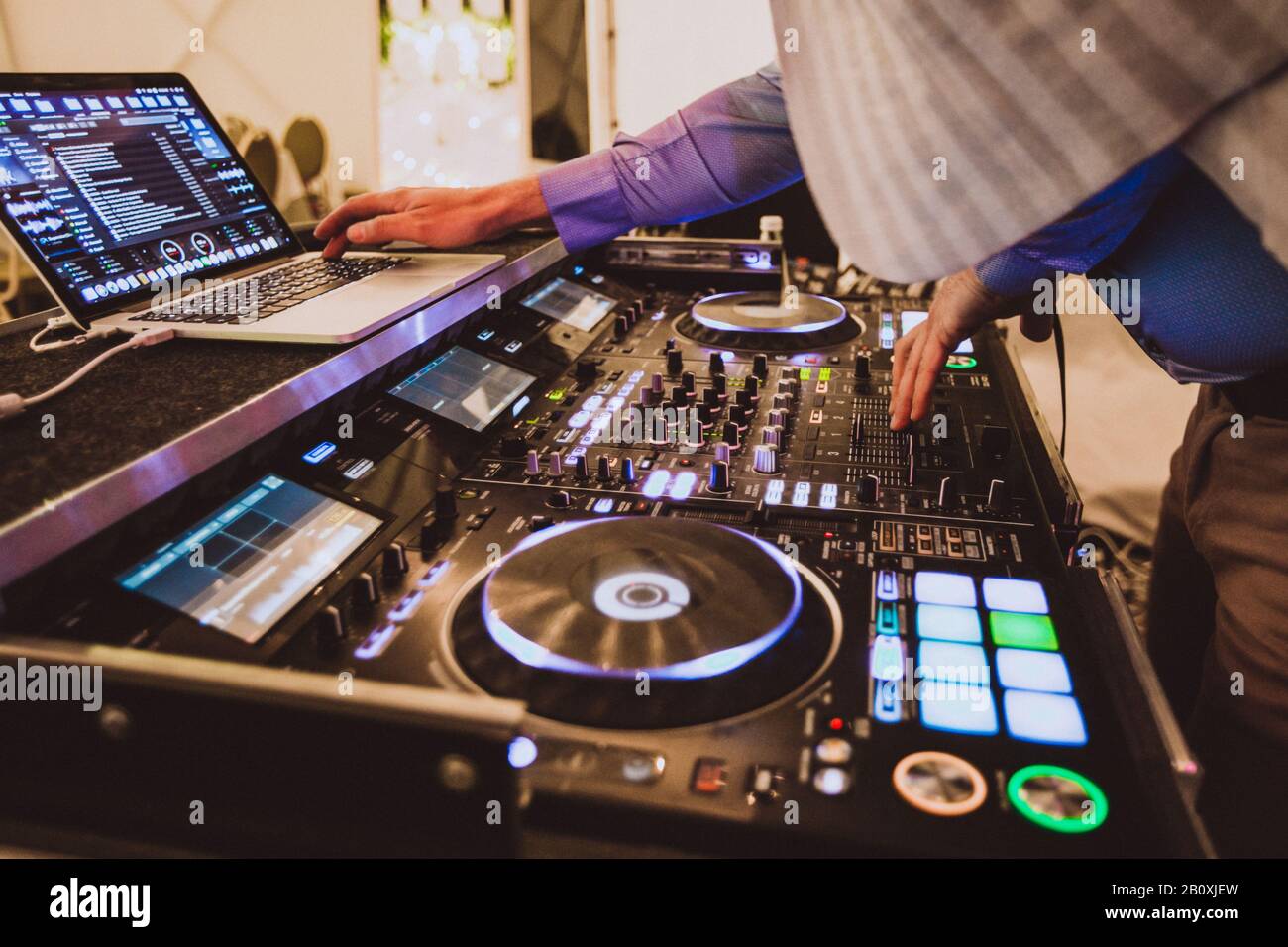 DJ suonando al giradischi. Primo piano con la piattaforma girevole a mani libere, riproduzione di musica. Mixare i brani per le feste al night club. Foto Stock