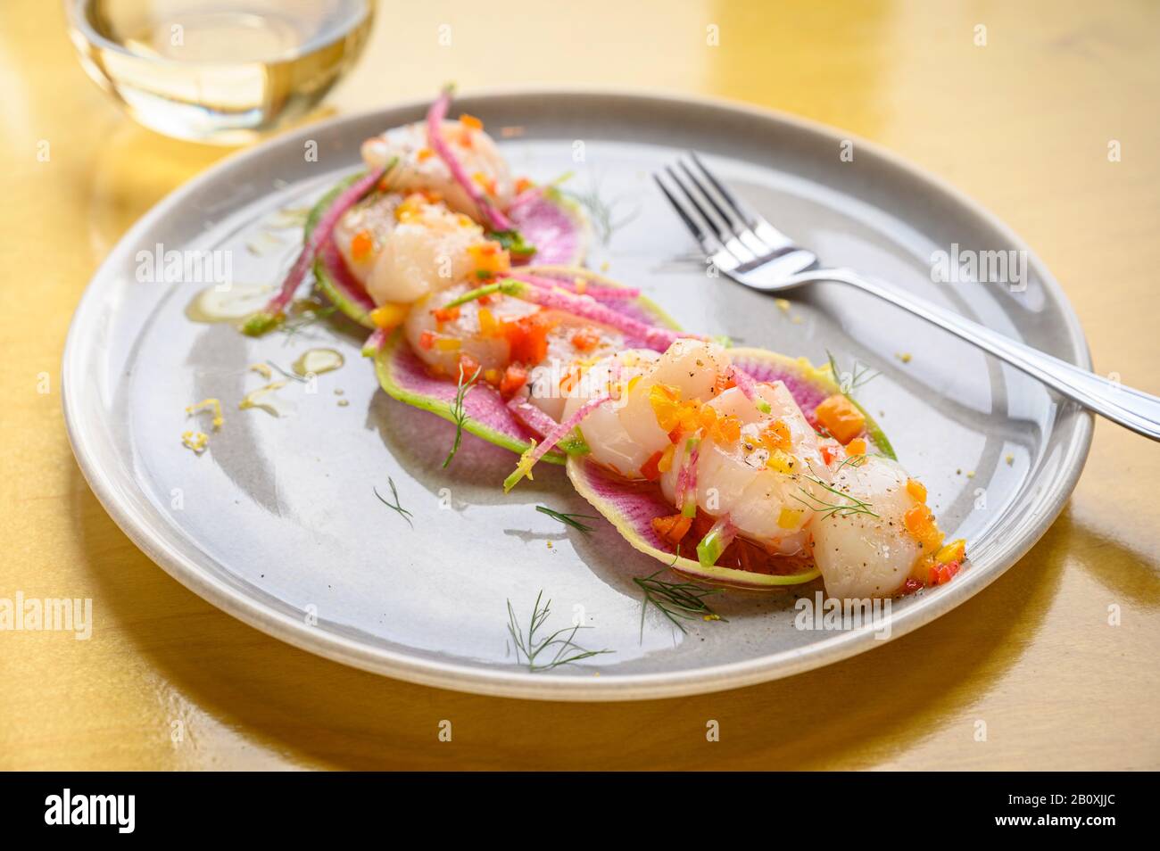 Chef Raymond Southern'S Scallop Crudo Al Kingfish Inn Restaurant A West Sound Su Orcas Island, San Juan Islands, Washington. (lumi Island Wild weath Foto Stock