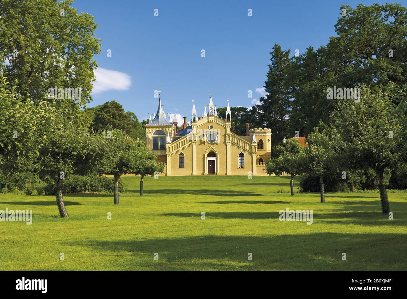 Casa gotica con meli, Wörlitz Garden Realm, Wörlitz, Sassonia-Anhalt, Germania, Foto Stock