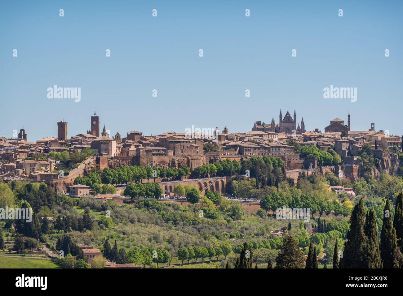 Panorama della città di Orvieto in Umbria in Italia in una giornata di sole Foto Stock