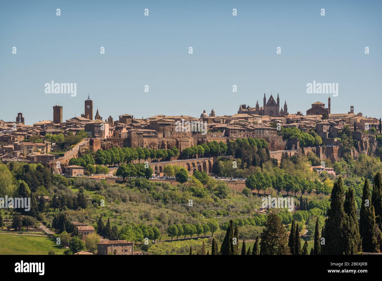Panorama della città di Orvieto in Umbria in Italia in una giornata di sole Foto Stock