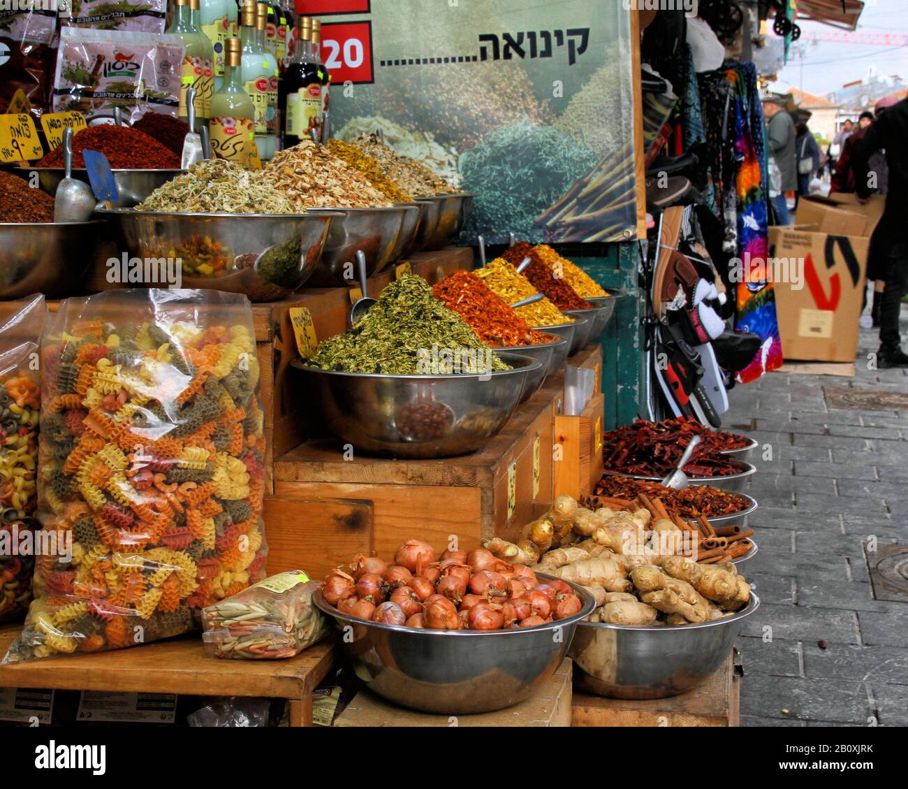 Ciotole di colorful e fragranti scaffali linea spezie in un negozio di spezie all'aperto al Machane Yehudah mercato a Gerusalemme. Foto Stock