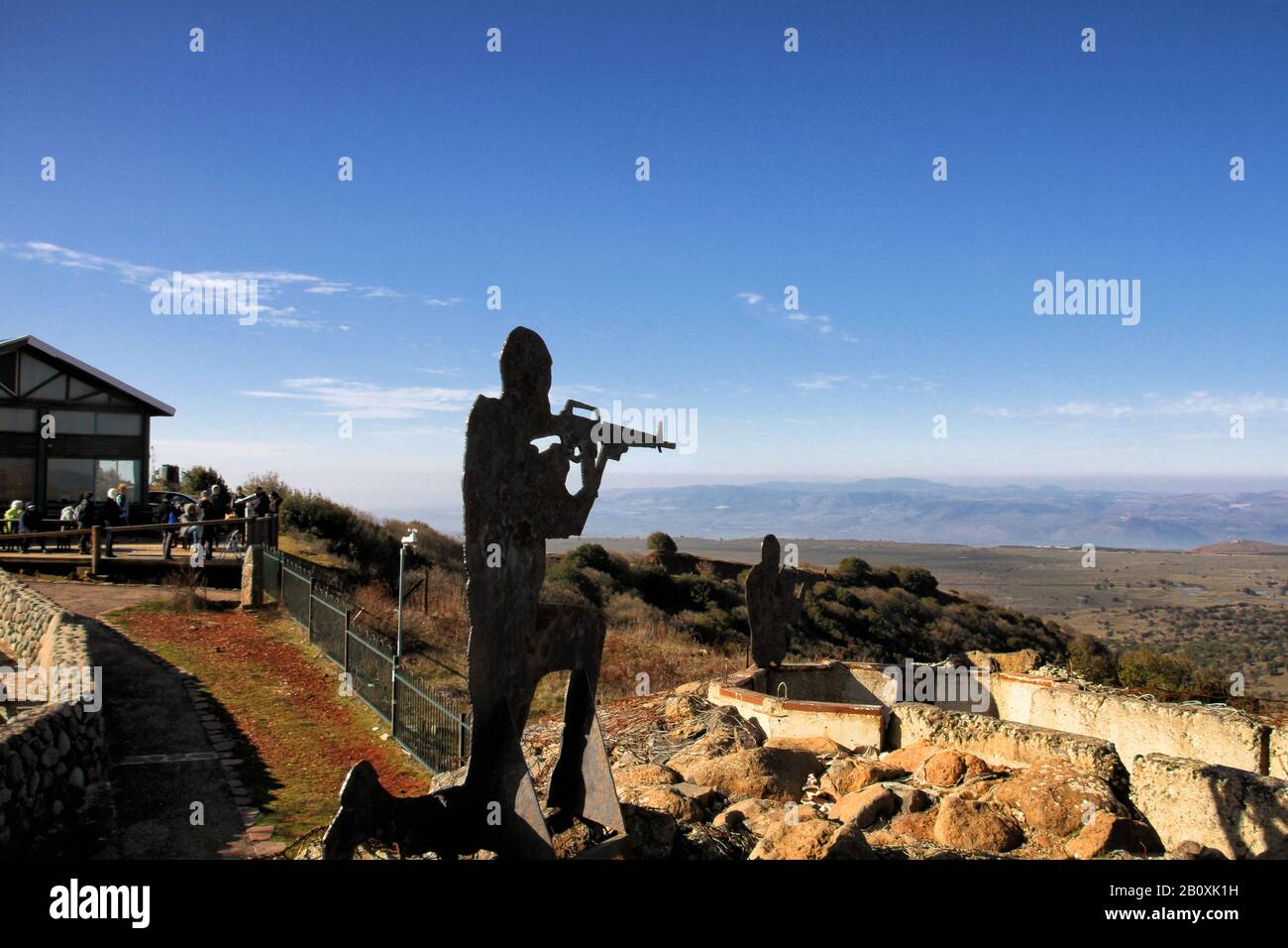 Un soldato di metallo si inginocchia vicino alle trincee in cima al Monte Bental, nelle alture del Golan in Israele, con una vista verso Kibbutz Merom Golan. Foto Stock