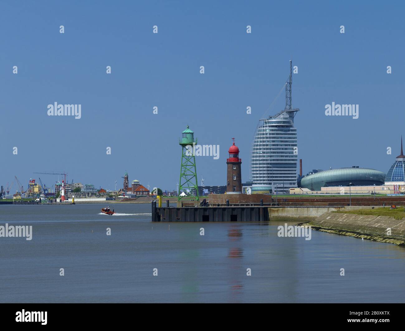 Ingresso al porto di pesca con Atlantic Hotel Sail City, Klimahaus e Mediterraneo, Bremerhaven, Brema, Germania, Foto Stock